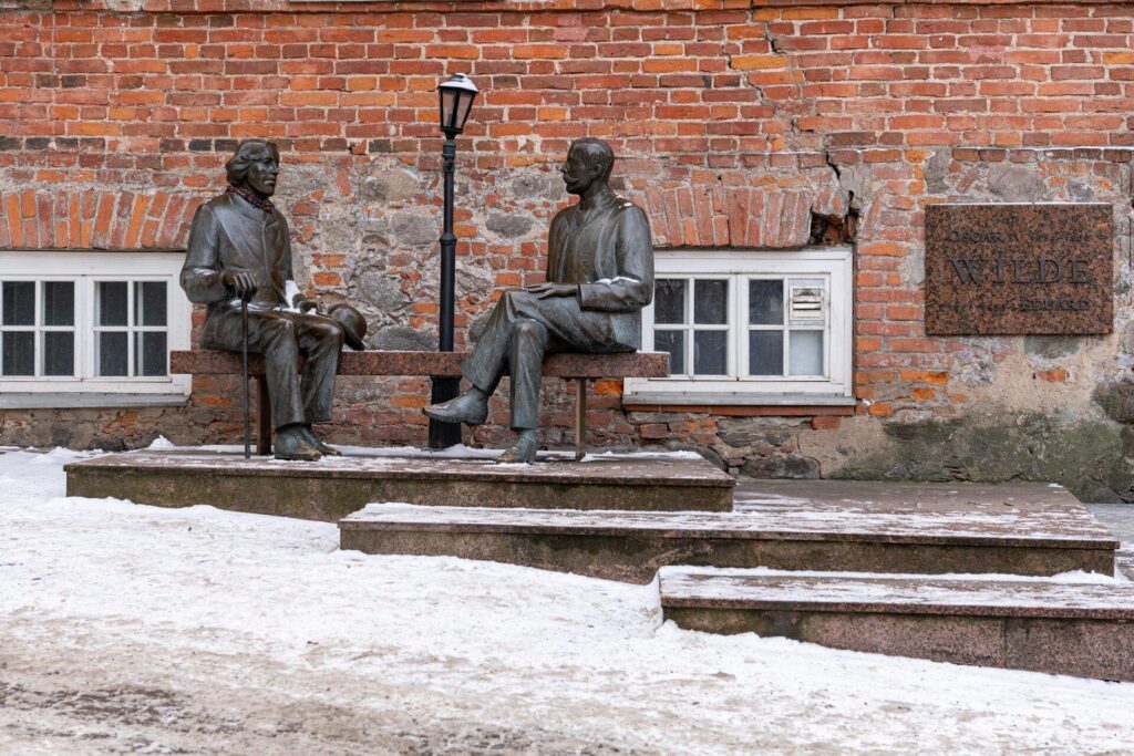 Skulptuur Oscar Wilde ja Eduard Vilde