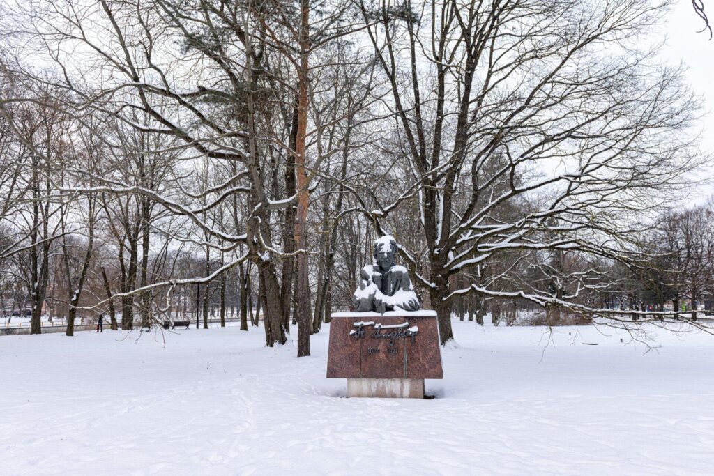 Friedebert Tuglase monument