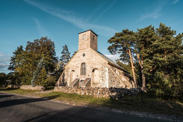 Tõstamaa Maarja kirik