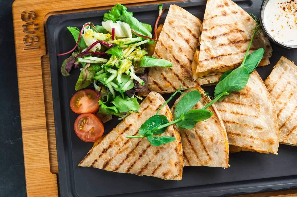 Grillitud quesadillad grill-kanalihaga