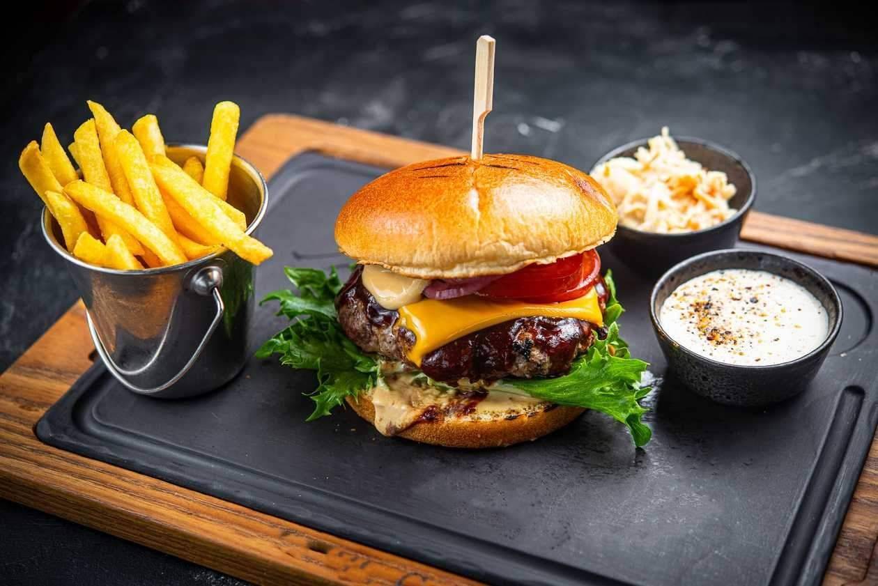 Hamburger grillitud BBQ veisepihvi ja juustuga + Friikartulid